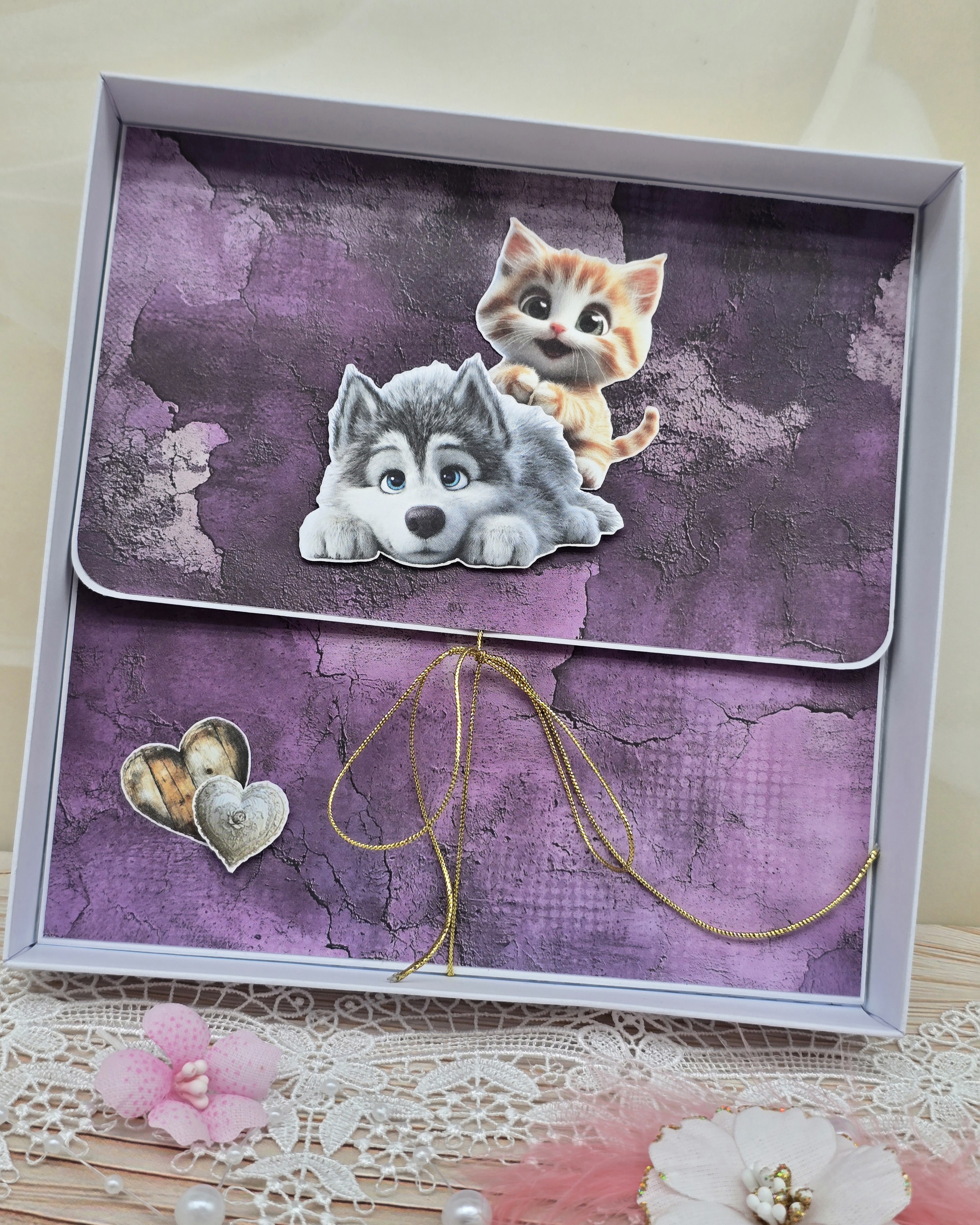Wnętrze pudełka z kopertką na pieniądze lub inny upominek. Całość ozdobiona kolekcją Plum & Caramel i dodatkami Creative Extras Dogs, Cats