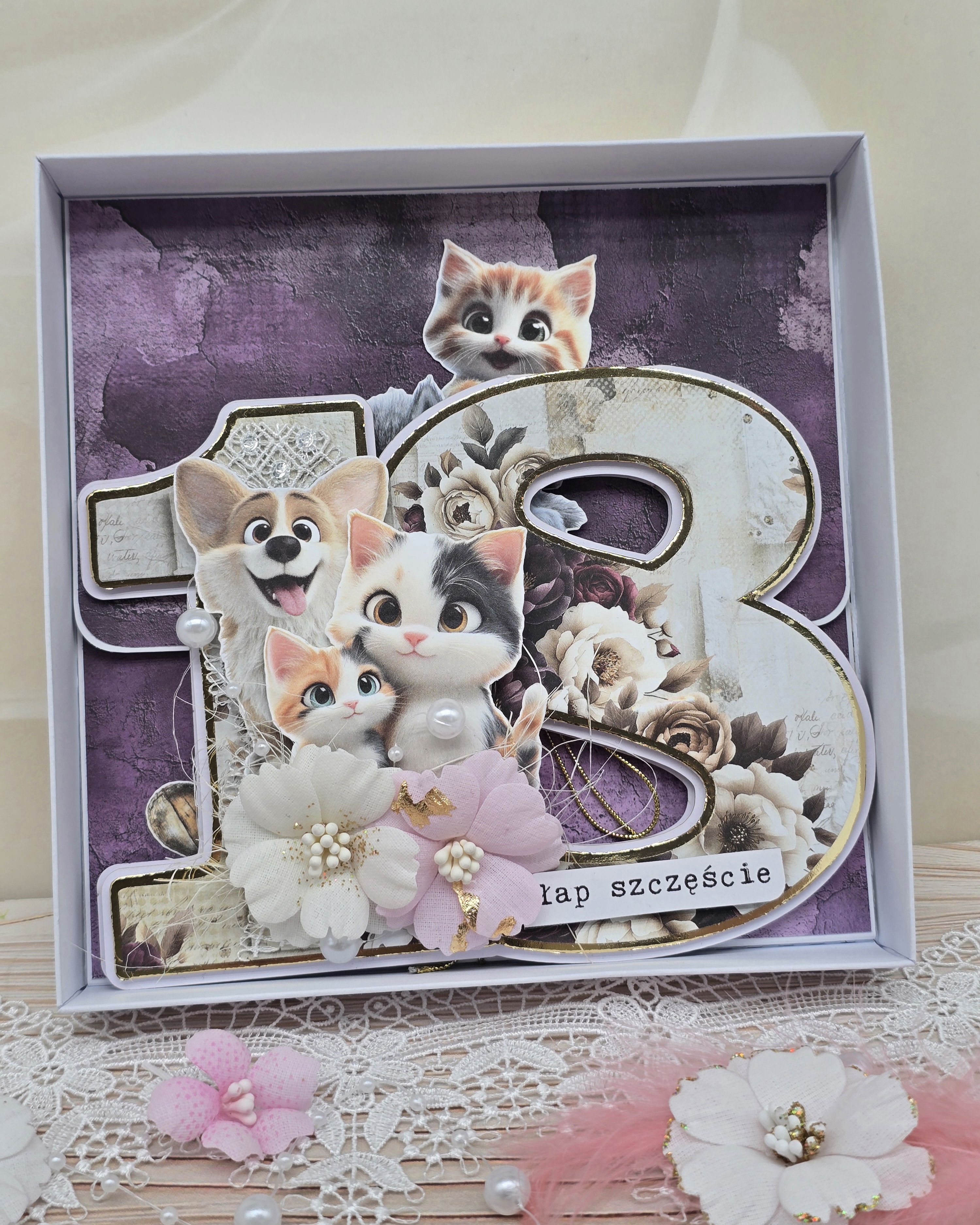 Kartkę 18 ułożona w otwartym pudełku. Całość ozdobiona kolekcją Plum & Caramel i dodatkami Creative Extras Dogs, Cats